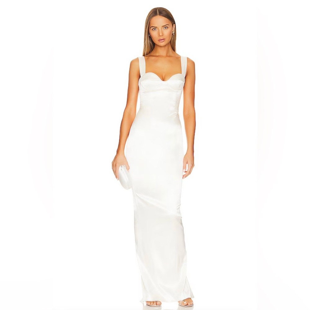 Elegant White Maxi Dress with Sweetheart Neck